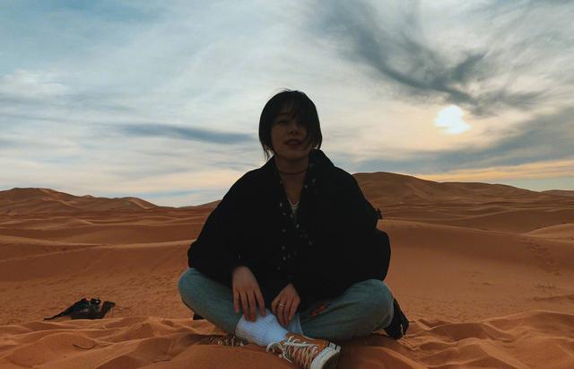 阚清子沙漠看日出超洒脱!夕阳下的她漂亮迷人,左手的戒指是亮点