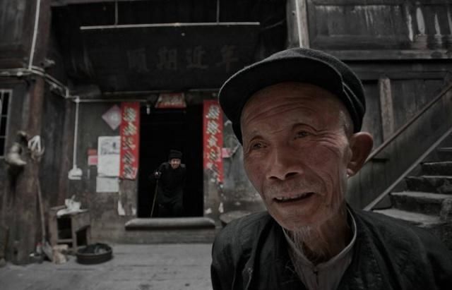 农村里,为什么正值青春的不努力干活,老人们却拼死拼活?