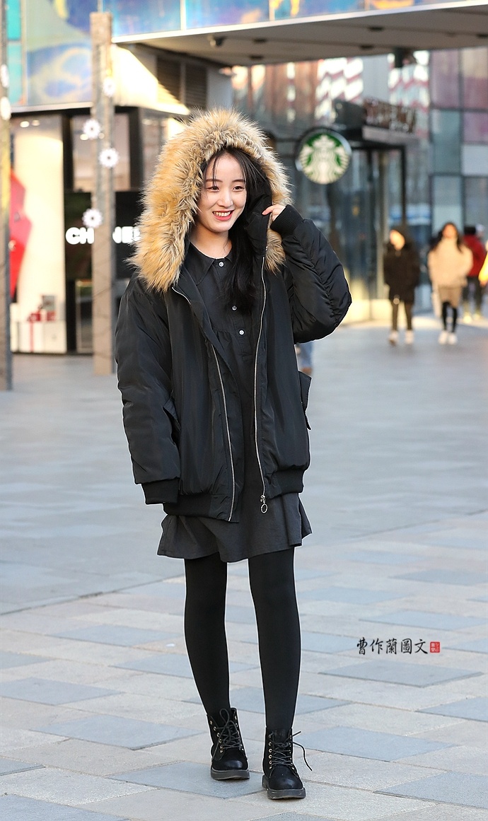 街拍：黑色打底袜，让美女玉腿更颀长