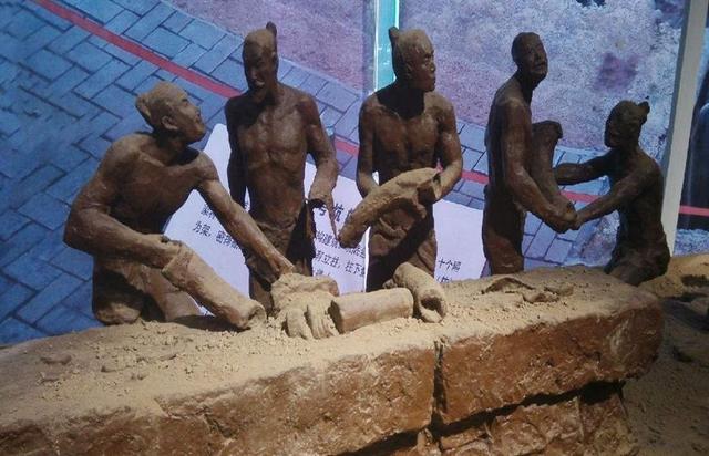 古时候皇帝陵墓的宏大墓门反锁后,里面的工匠