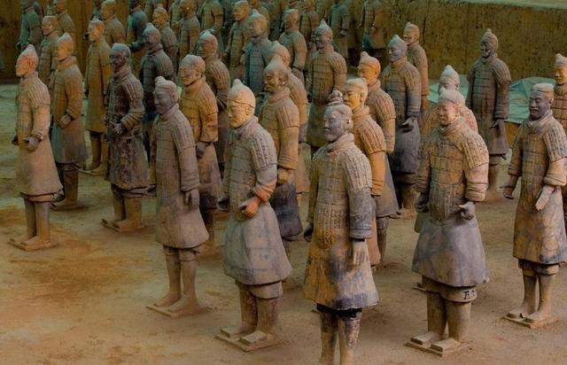 古时候皇帝陵墓的宏大墓门反锁后,里面的工匠