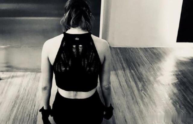 47岁郑秀文晒健身照,完美身材肌肉线条明显,难怪看不出真实年龄