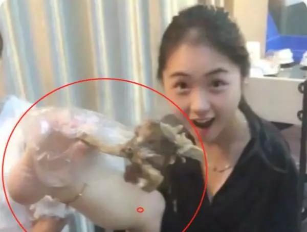 美女在餐厅用脚去锅里拿肉,老板本想撵走,细看后决定免单