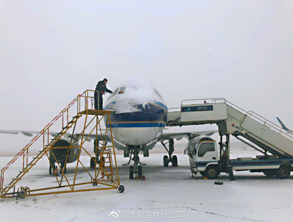 受持续降雪天气影响南航多个航班延误