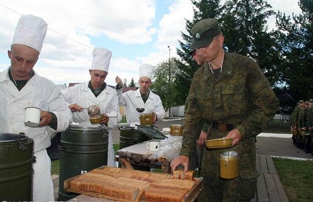 俄罗斯军队的特色伙食黑面包，硬的可当板砖用，不留神就崩着牙