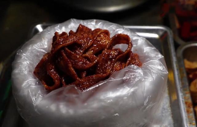 小伙夜市卖“辣条”，现做现卖，10元1斤，人们排队购买！