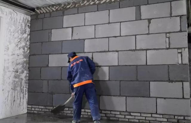 装修砌墙万万要加这个东西，房子住再久，墙面上都不会开裂