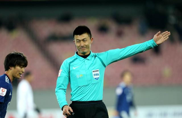 中国足球力挺国际级裁判!中超球迷砸场子,论文