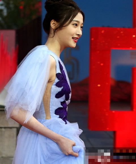 关晓彤为了美简直疯了，没穿内衣就敢上身开衩…