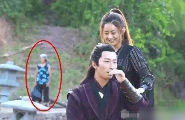 楚乔传花絮内衣掉了_美女直播衣服掉了内衣(3)