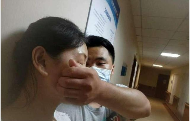 8岁男孩还在吃母乳,每天吃3次一断就"自残",妈妈也是后悔不已