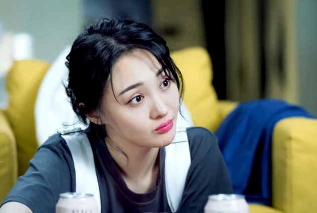 郑爽低调为环卫工人摊煎饼,动作娴熟麻利获点