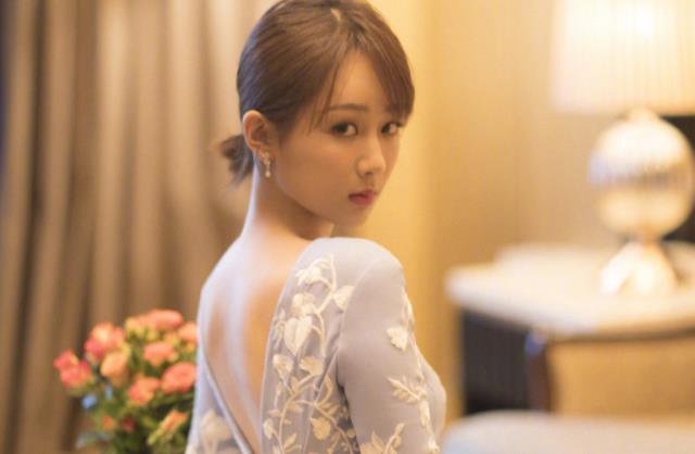 迪丽热巴出场都是花式遮胸,而杨紫却大方得体