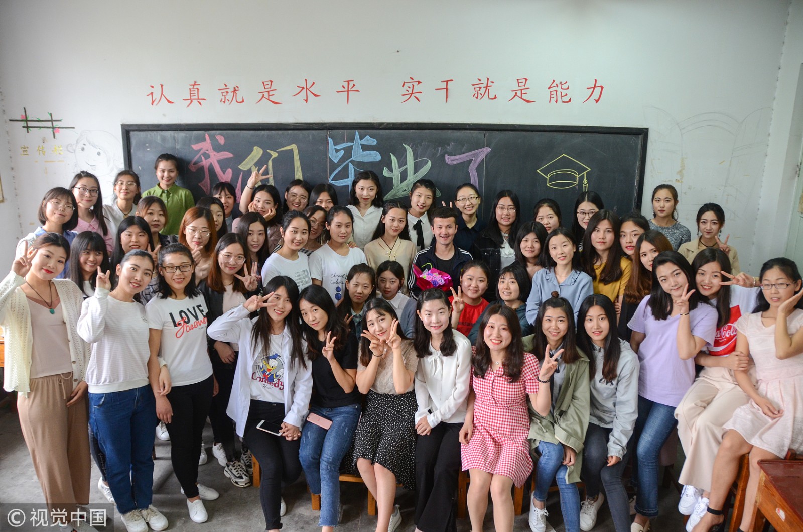 别样毕业照!117名女生簇拥唯一男生合影