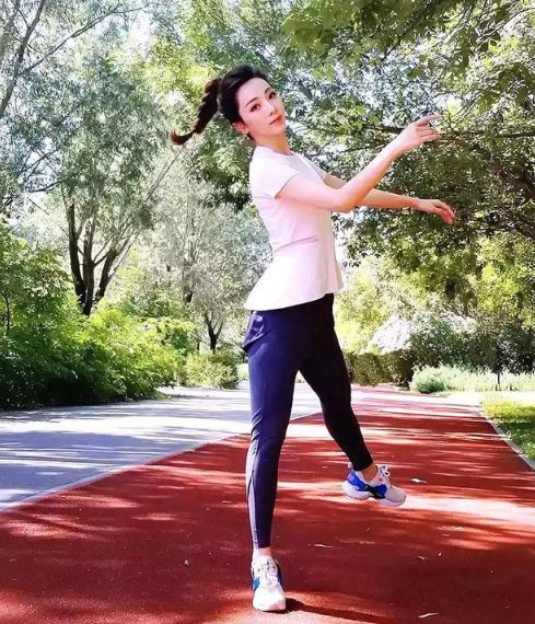 李思思，追赶初秋的风，美貌与智慧并重的才女
