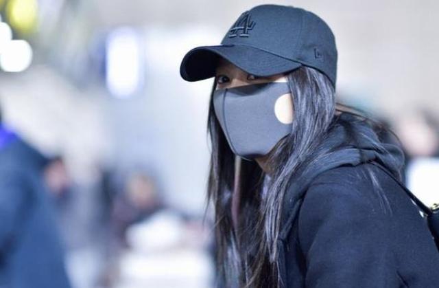 为啥很多女孩旅游喜欢戴口罩,并且拉到下巴上