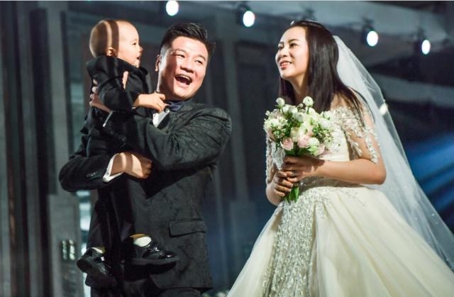 昔日国足王牌射手抱儿子大婚！妻子是普通人，今41岁任球队副总