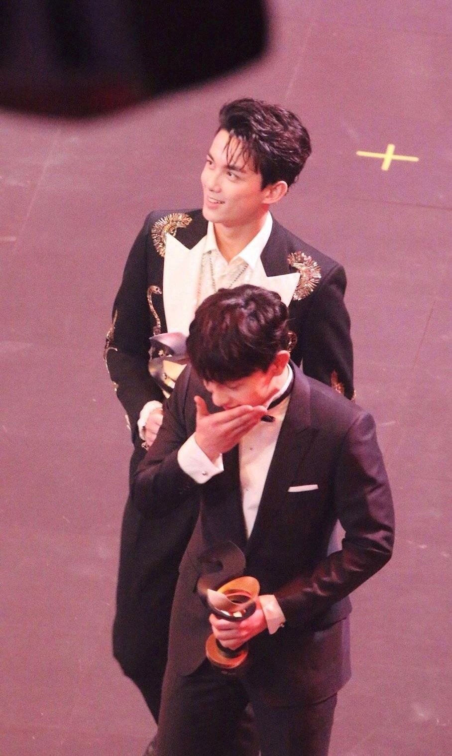 微博之夜看点满满，从吴磊和邓伦的举动来看，就知道为什么单身了