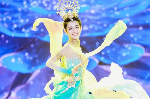 新疆美女哈妮克孜，粉色外套“哪吒头”少女感爆棚，看得想恋爱了