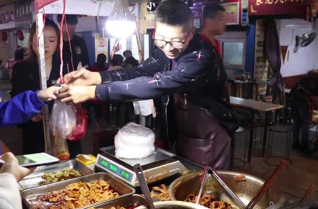 小伙夜市卖“辣条”，现做现卖，10元1斤，人们排队购买！