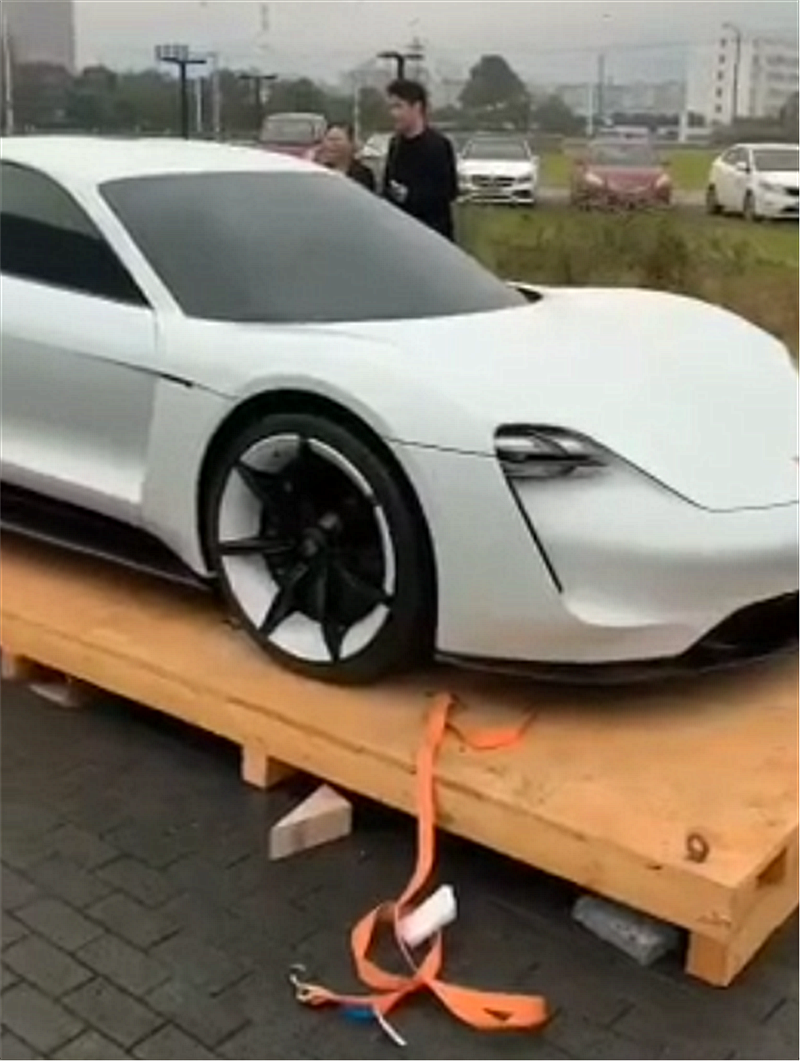 首台纯电动保时捷到店，充15分钟跑400公里，特斯拉有压力！