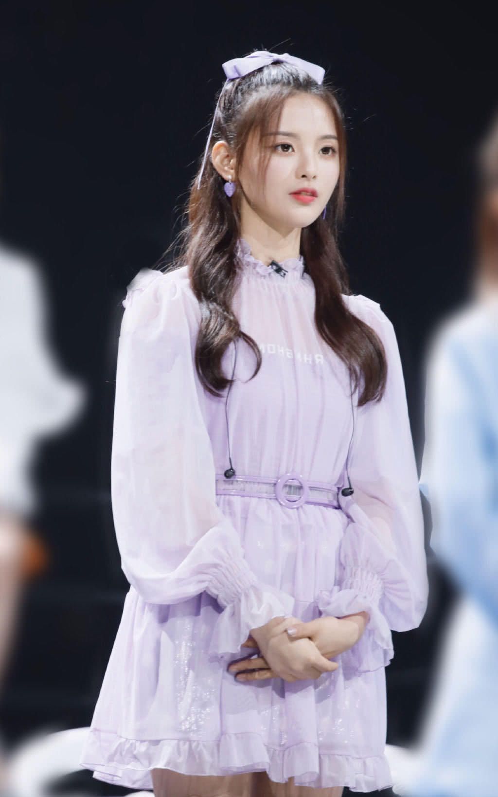 杨超越火箭少女第一美？西装裙碰上贾青，瞬间就显得小家子气了