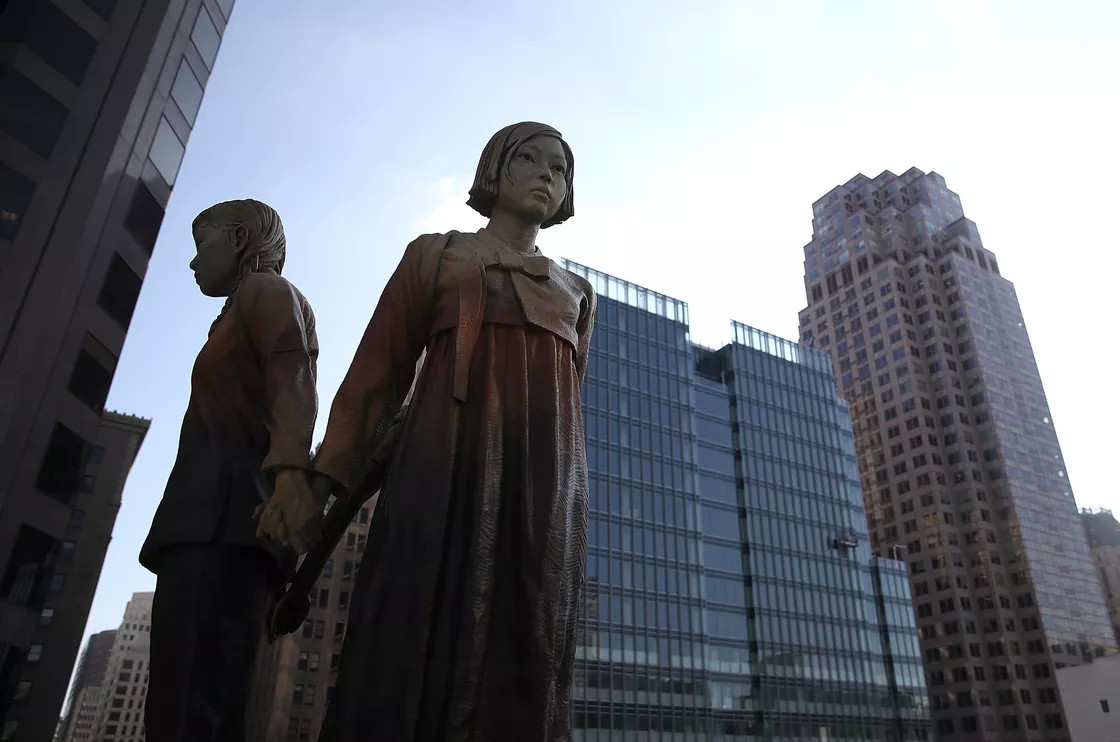 竖立在唐人街附近的日军受害妇女雕像