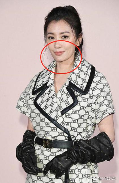 粉丝偶遇贾静雯，一脸皱纹却依然优雅，粉丝表示终于相信她老了