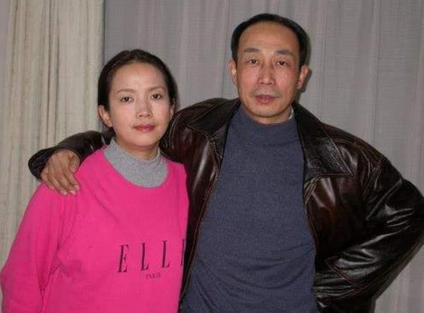58岁吕丽萍近照,儿子不像张丰毅长得一言难尽,儿媳非常漂亮
