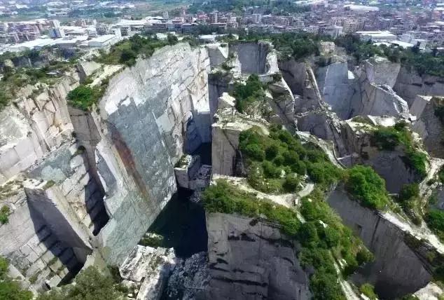 封矿之后的石材矿山,可以做旅游景区了!