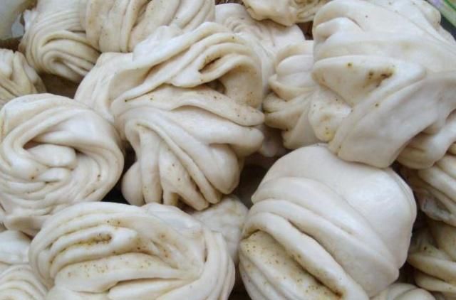 蒸花卷最简单常用的手法，一根筷子，一转一压，千层花卷就做好了|花卷|千 