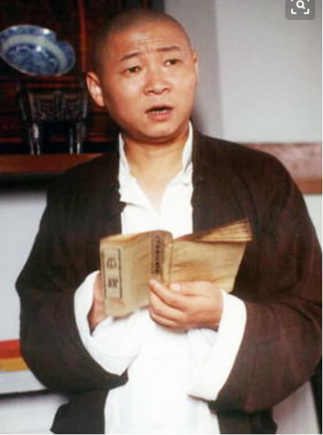 49岁赵亮近照,曾因饰演三德子出名,如今破产回农村养鸡