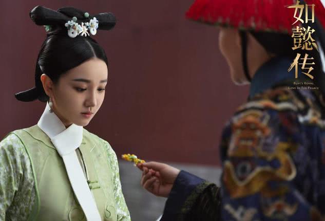 于小彤与女子穿情侣帽乘地铁,女方大五岁,工作