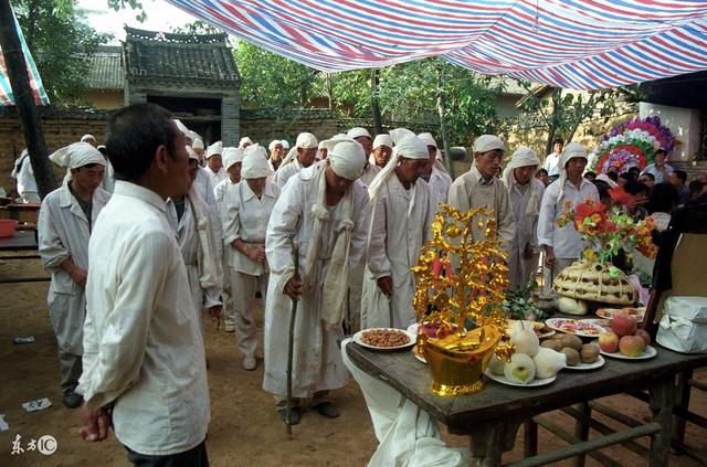 传统葬礼流程详解 现代殡葬方式如何选择