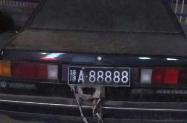 河南这辆比亚迪F0火了!4万的车挂400万的车牌,车主曾开虎头奔