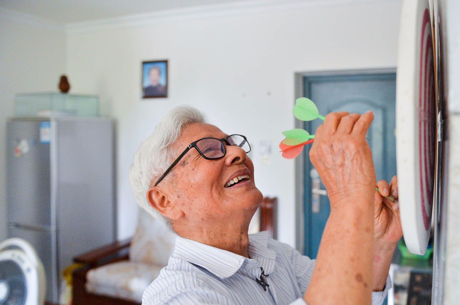 92岁大爷成网红:每天直播唱歌 心态年轻