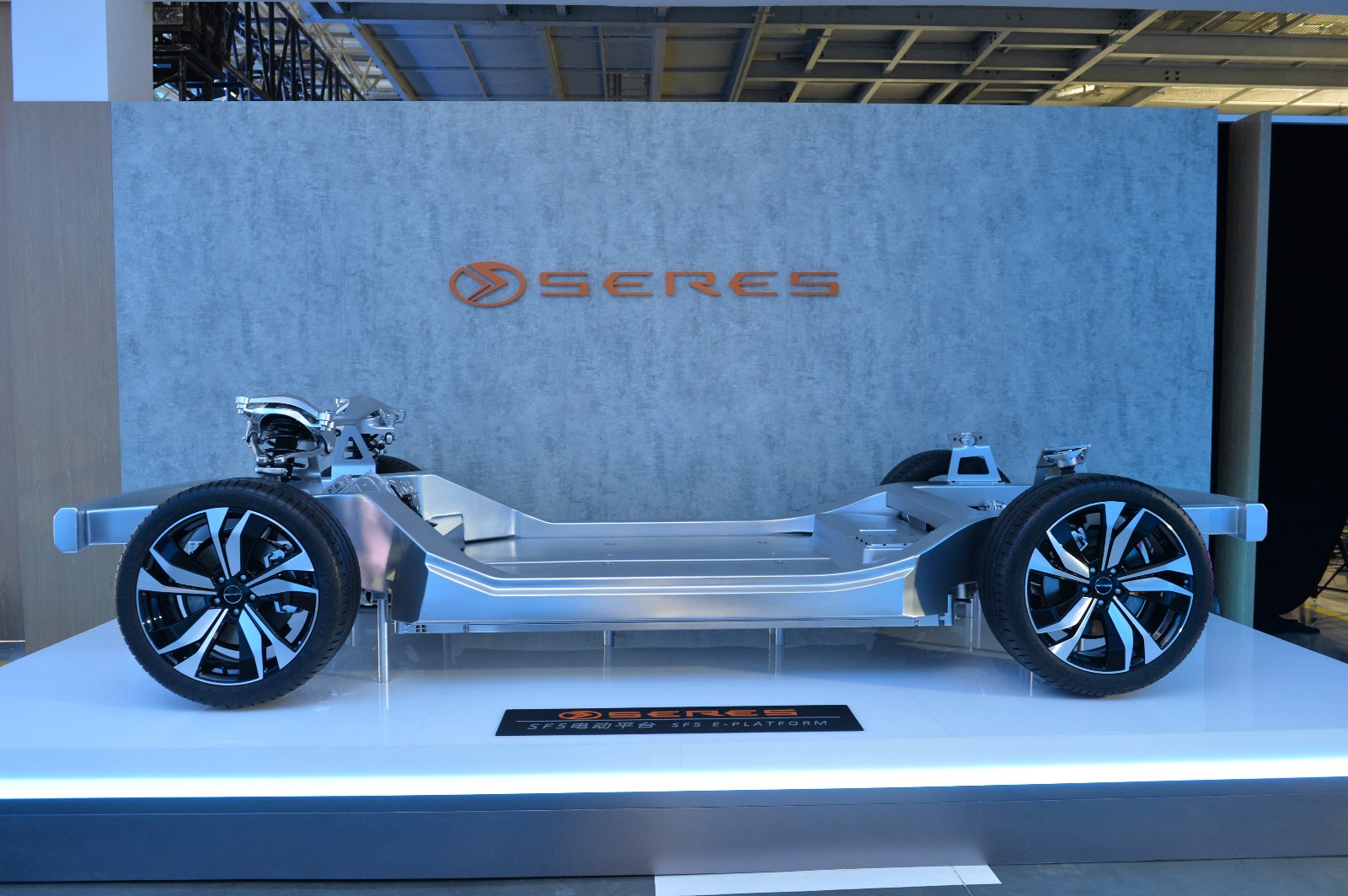 “纯电+增程”双路线并举，金康赛力斯发布首款量产车SF5