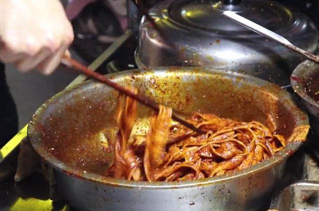 小伙夜市卖“辣条”，现做现卖，10元1斤，人们排队购买！