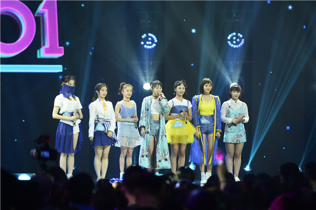 我们去了《创造101》的公演现场,这些女孩子的