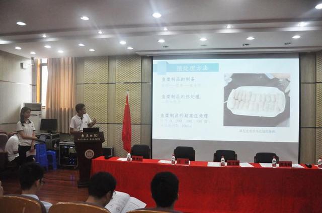 黑框眼镜高中生