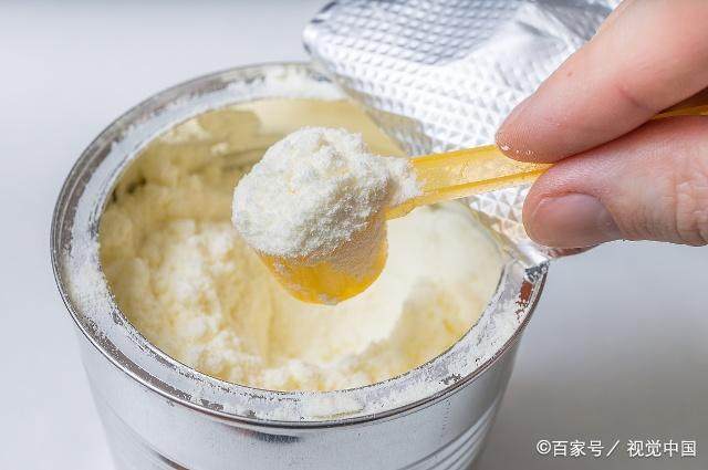 为什么冲泡的奶粉中总有泡沫和颗粒？看完也许你就知道答案了！