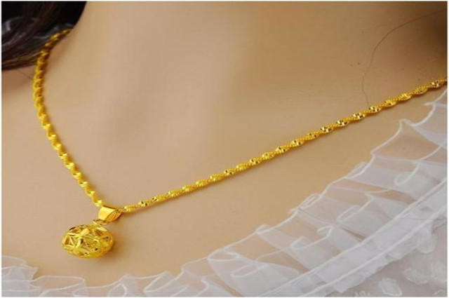 女人戴"黄金项链"时,谨记"3不要",好多人不知道,总在犯!