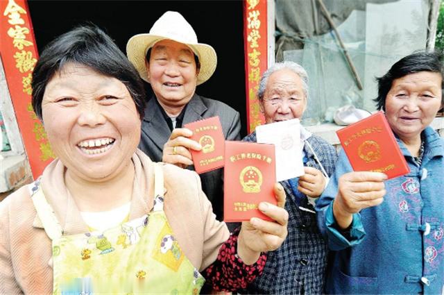 涨知识:农村社保每年交100元,交完15年,以后领养老金有多少?
