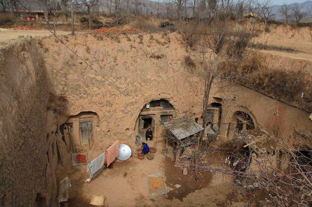 河南特色"地下村庄,村民曾因没钱盖房挖洞住地底,现因祸得福