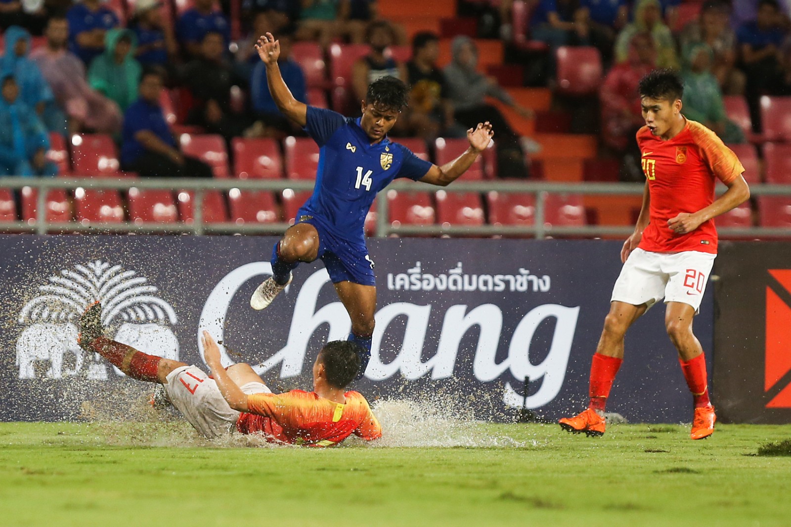 国足客场2:0复仇泰国:武磊两球,郑智完成国家队