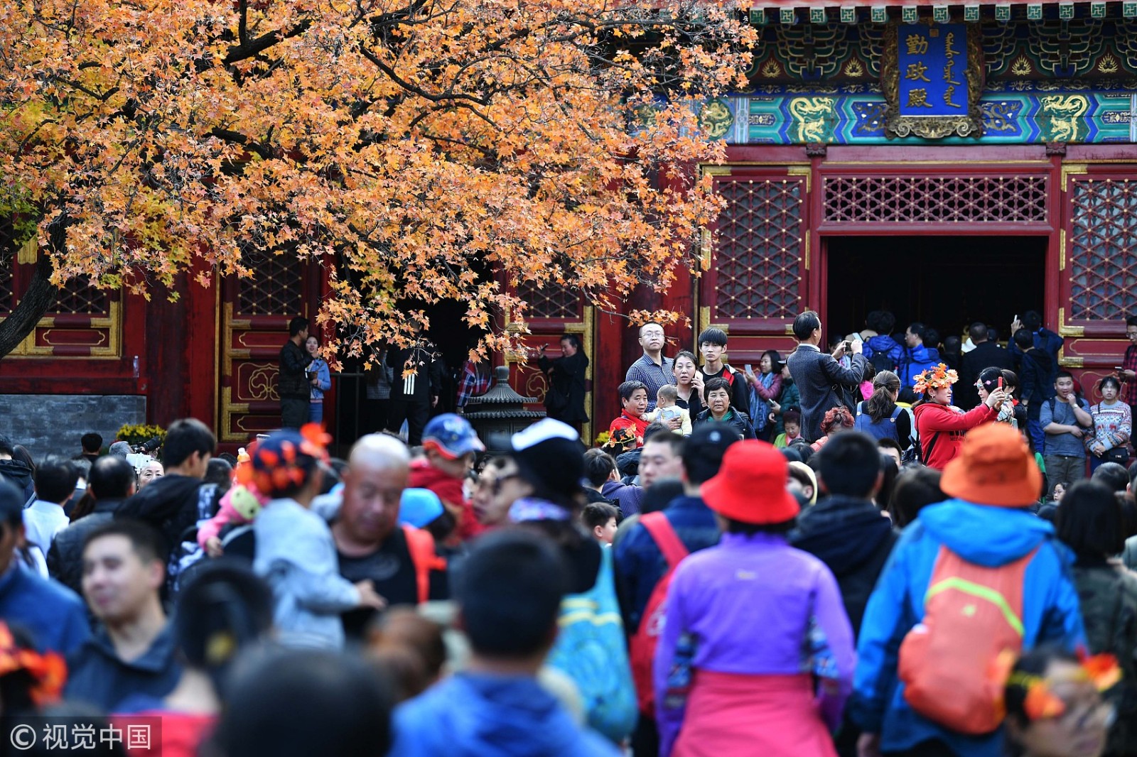 北京香山10万人赏红叶 公园首发预警