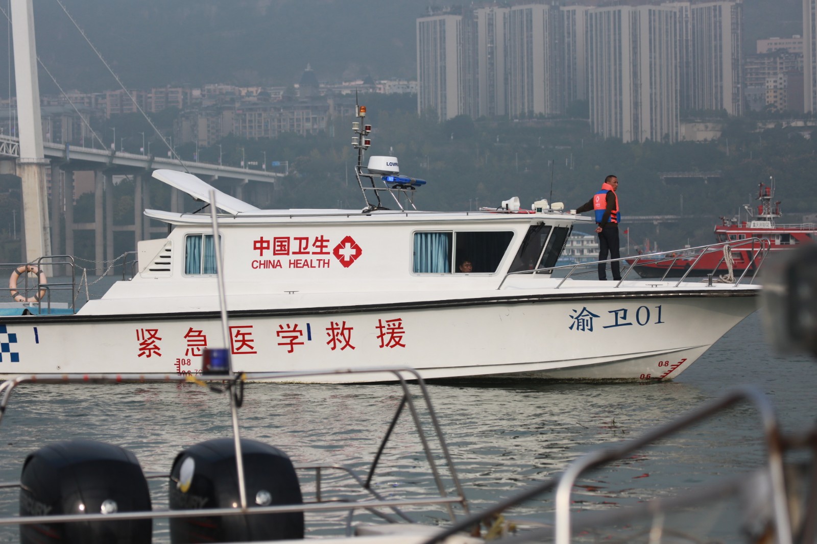 重庆大巴车坠江 救援正在进行!