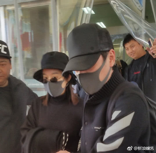 赵丽颖产后出院冯绍峰搀扶出行,一家三口首度