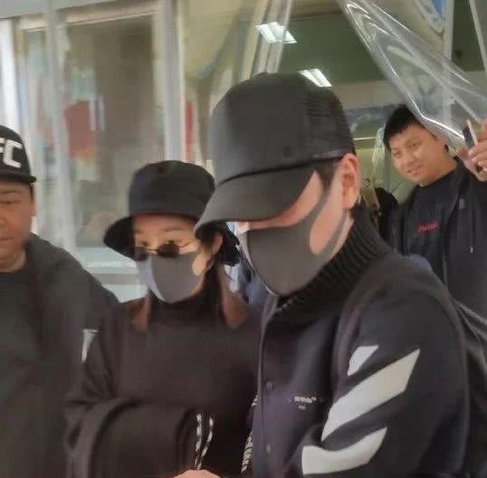 赵丽颖产后出院,冯绍峰全程陪护,一个动作网友