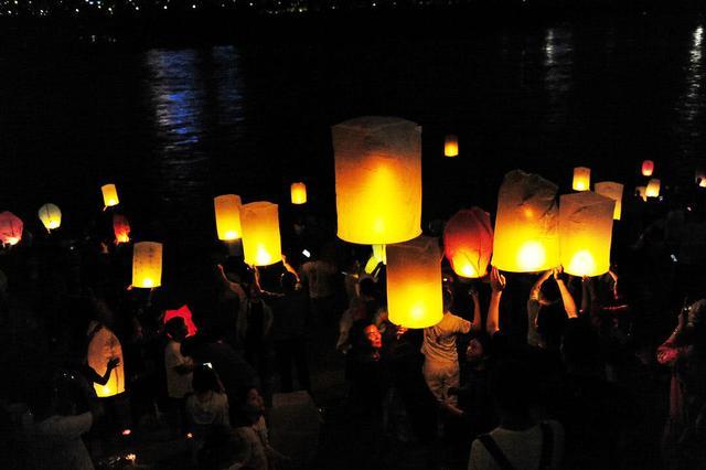 看天灯何必去泰国,西双版纳万人齐放孔明灯 百